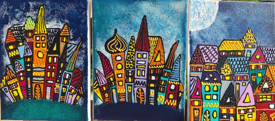 Triptyque de trois villes nocturnes avec clochers et lune