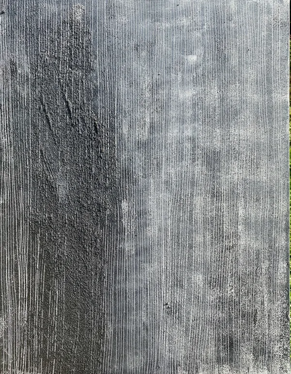 Peinture abstraite aux textures grises et noires avec des stries verticales