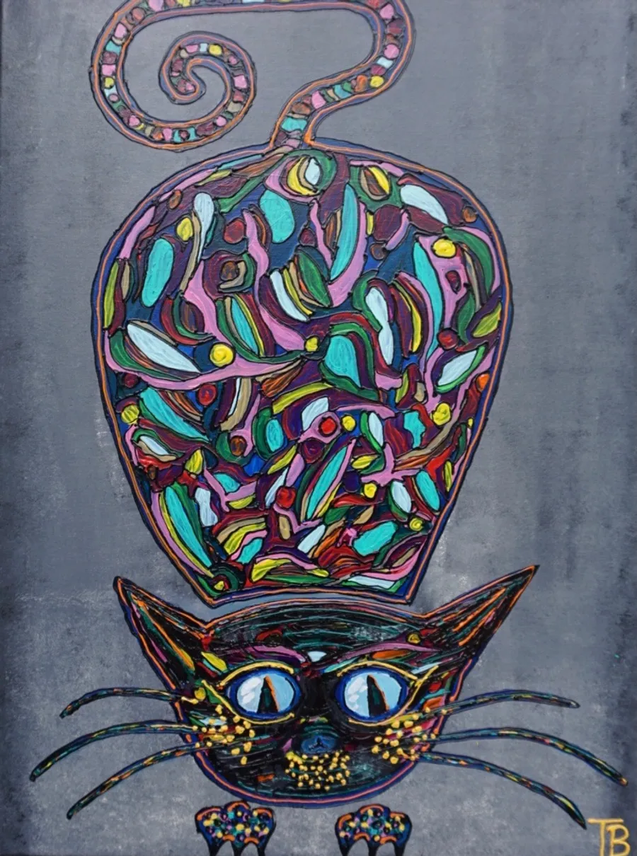 Peinture d'un chat de face aux motifs organiques colorés sur fond gris